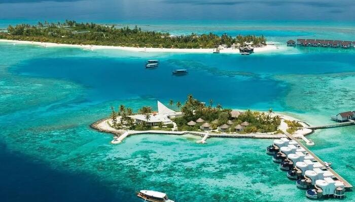 Остров с виллами над водой на Мальдивах, вид сверху